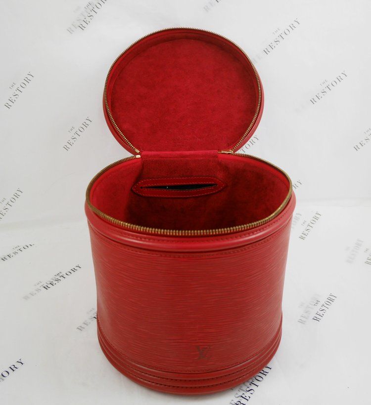 Louis Vuitton, a red Epi beauty box. - Bukowskis